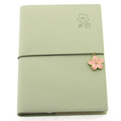 Victoria's Journals 1043 Esnek Defter Lastikli 13X18 Çizgili Pastel Krem